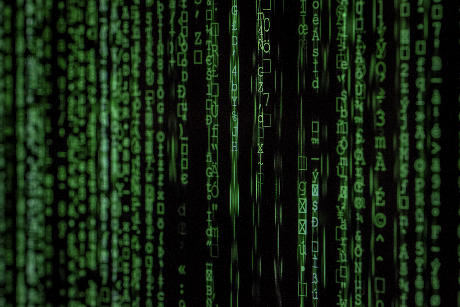 Linhas de código em tons de verde sobre fundo escuro, evocando um terminal de monitoramento